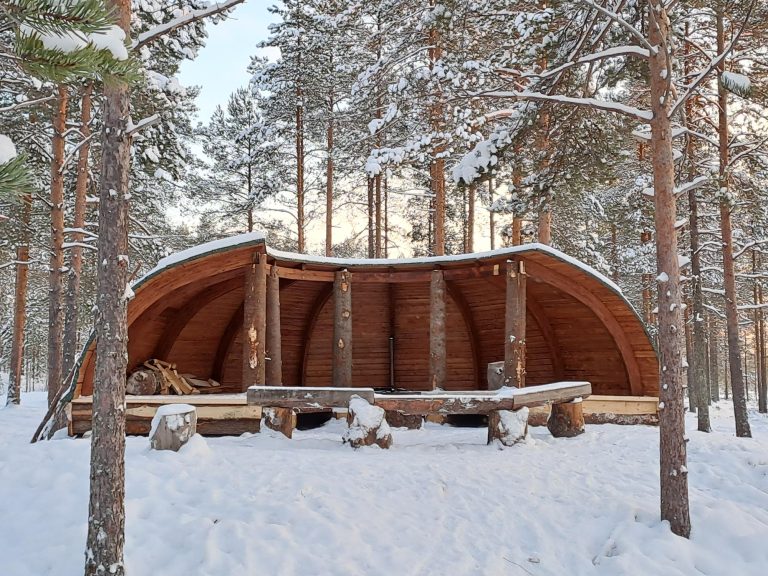 Talvisessa havumetsässä Kivikkokankaalla on uusi iso puolikaaren muotoinen laavu ja nuotiopaikka.