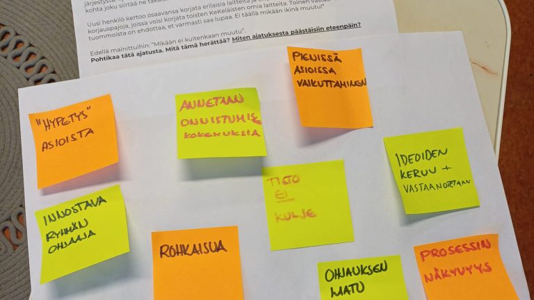 Ideoita valmennuksen vaikuttavuudesta post-it lapuilla. Lapuissa lukee: "Hypetys asioista.", "Annetaan onnistumisen kokemuksia.", "Pienissä asioissa vaikuttaminen.", "Innostava ryhmän ohjaaja.", "Rohkaisua.", "Tieto ei kulje.", "Ideoiden keruu + vastaanotetaan.", "Ohjauksen laatu.", "Prosessin näkyvyys.".