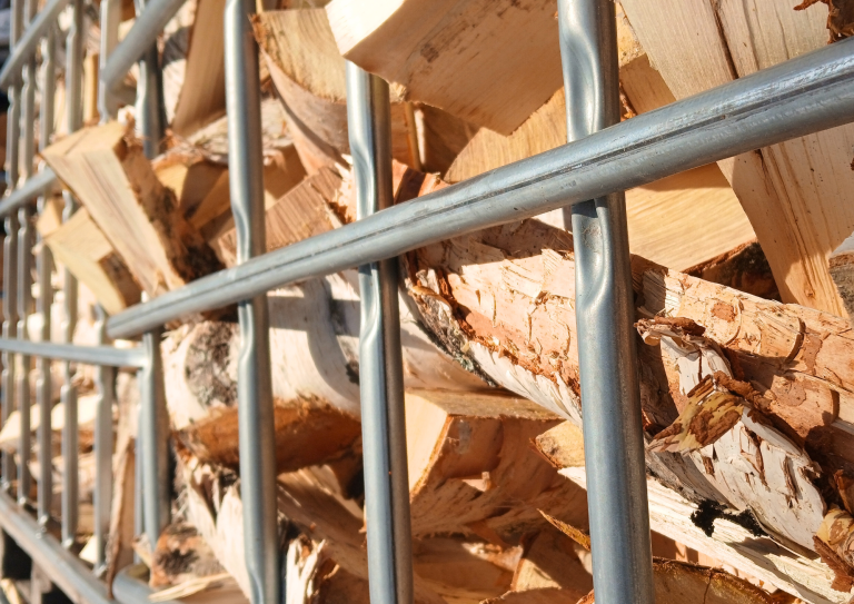 Metallihäkissä säilytyksessä olevia valmiita halkoja.