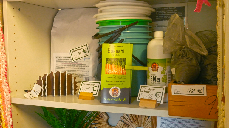 Hyllyllä on myynnissä erinäisiä lannoitetuotteita, kuten japanilaisia Bokashi-fermentointituotteita.