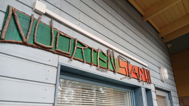 Sorvi-toimipaikan nuorten työpajatilojen sisäänkäynnin päälle on ripustettu kyltti, jossa puukalikat muodostavat sanat "Nuorten Startti".