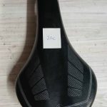 Merida-merkkinen pyörän satula.