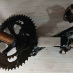 Shimano-merkkinen kampisarja polkimineen.