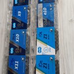 Erilaisia KMC-merkkisiä pyöränketjuja alkuperäispakkauksissaan. Kahdessa pakkauksessa lukee "z1 Wide". Lopuissa pakkauksissa lukee e10, e9, x11, x10, x9 ja x8.