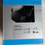 Shimano-merkkinen pyörän takavaihtaja alkuperäispakkauksessaan. Pakkauksessa lukee "Shimano rear derailleur".