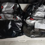 Pro-bike gear merkkiset mustaharmaat pyöräilylaukut. Laukuissa näkyy useita remmejä.