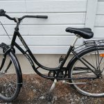 Musta 28 -tuumainen Carraro Classic -merkkinen matalarunkoinen kaupunkipyörä. Pyörässä on useita heijastimia, seisontatuki, tarakka, soittokello, etu jarrut.