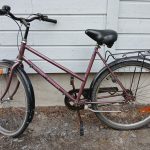Violetti 26 -tuumainen kolmi -vaihteinen Helkama Sweet Power -merkkinen matalarunkoinen kaupunkipyörä. Pyörässä on useita heijastimia, tarakka, lukko, seisontatuki, soittokello, etujarrut, lukko.