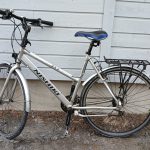 Harmaa 21 -vaihteinen, 28 -tuumainen Nishiki City Hybrid 351 -merkkinen matalarunkoinen kaupunkipyörä. Pyörässä on käsintoimivat etu ja takajarrut, useita heijastimia, seisontatuki, kello, ohjaus tanko on käsin säädettävä, etu ja taka renkaat käsin säädettävät.
