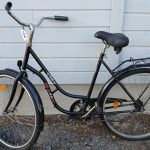 Musta 28 -tuumainen Telle Classic -merkkinen matalarunkoinen kaupunkipyörä. Pyörässä on tarakka, useita heijastimia, seisontatuki.