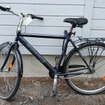 Tumman sininen 28 -tuumainen kolmi -vaihteinen Yosemite City Comfort -merkkinen korkearunkoinen kaupunkipyörä. Pyörässä on useita heijastimia, tarakka, harmaanvärinen soittokello, seisontatuki, käsin toimiva etujarrut, lukko.