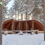 Talvisessa havumetsässä Kivikkokankaalla on uusi iso puolikaaren muotoinen laavu ja nuotiopaikka.