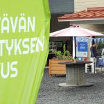 Uuden Hieta-toimipaikan avajaisissa Kestävän kehityksen keskuksen nimi on näkyvissä toimipaikan eteen pistetyssä kankaassa. Hietan päärakennuksen katoksen alle on asetettu kävijöitä varten informaatio- ja tapahtumapisteitä.